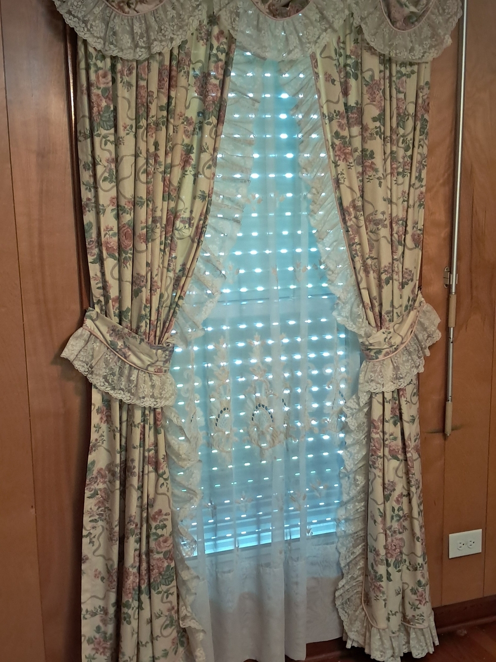 4 Sets of Floral Lace Trim Curtain in Cream and Pink - Unbranded